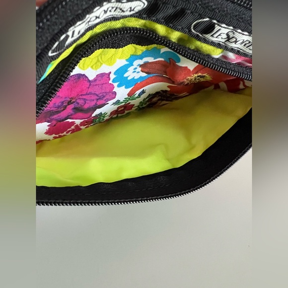 LeSportSac Bright Floral 3-Zipper flat pouch - Picture 4 of 7